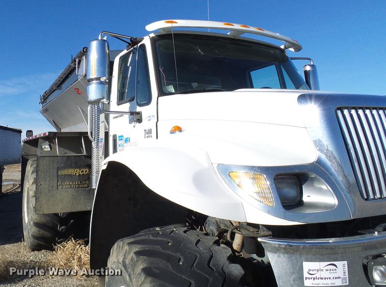 image for item DB2135 2007 International 7400 applicator truck