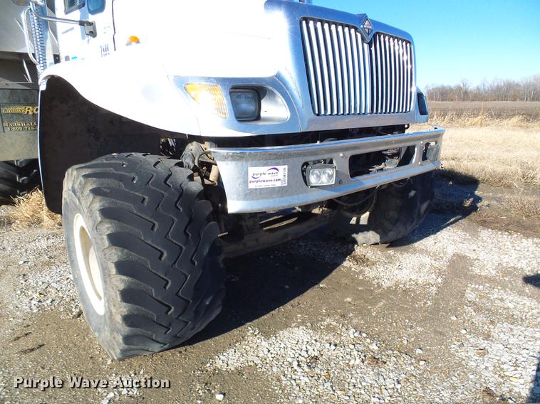 image for item DB2135 2007 International 7400 applicator truck