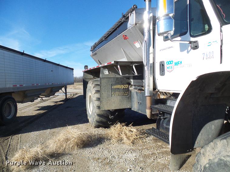 image for item DB2135 2007 International 7400 applicator truck