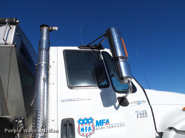 image for item DB2135 2007 International 7400 applicator truck