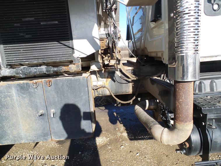 image for item DB2135 2007 International 7400 applicator truck