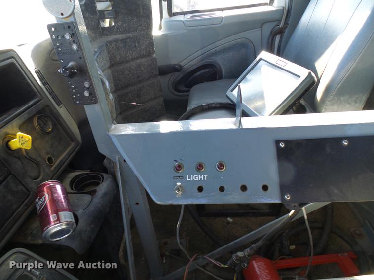 image for item DB2135 2007 International 7400 applicator truck