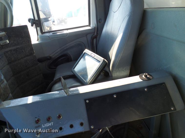 image for item DB2135 2007 International 7400 applicator truck