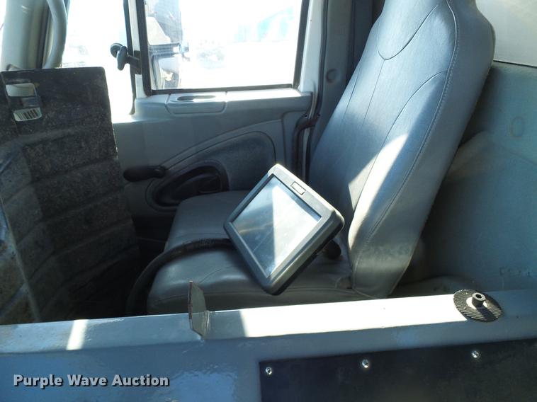 image for item DB2135 2007 International 7400 applicator truck