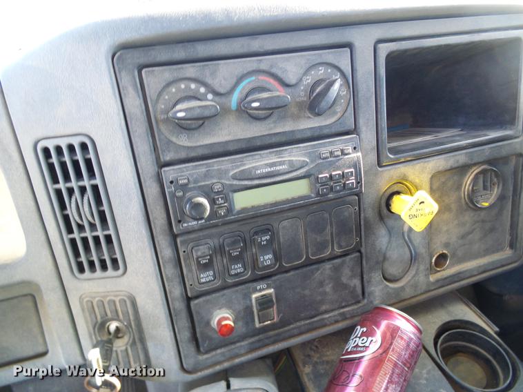 image for item DB2135 2007 International 7400 applicator truck