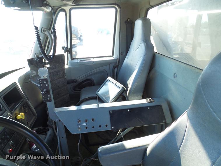 image for item DB2135 2007 International 7400 applicator truck