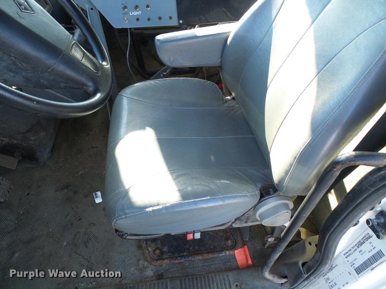 image for item DB2135 2007 International 7400 applicator truck