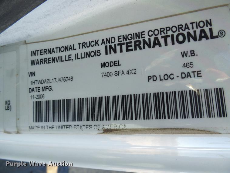 image for item DB2135 2007 International 7400 applicator truck