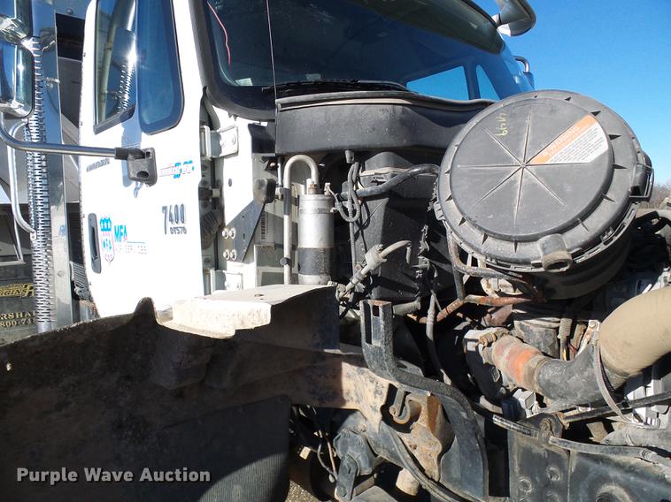 image for item DB2135 2007 International 7400 applicator truck