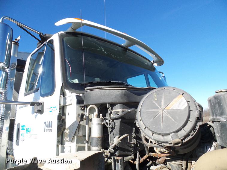 image for item DB2135 2007 International 7400 applicator truck