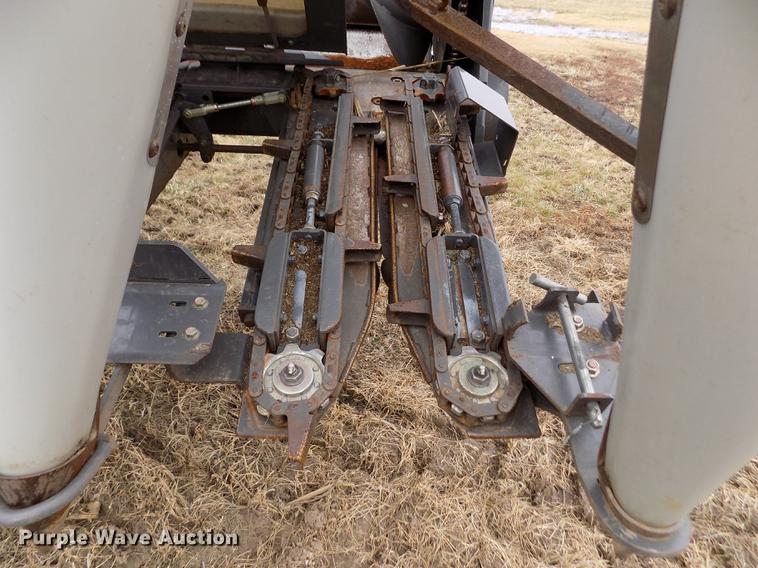 image for item DB9011 2013 Gleaner 3000 corn head