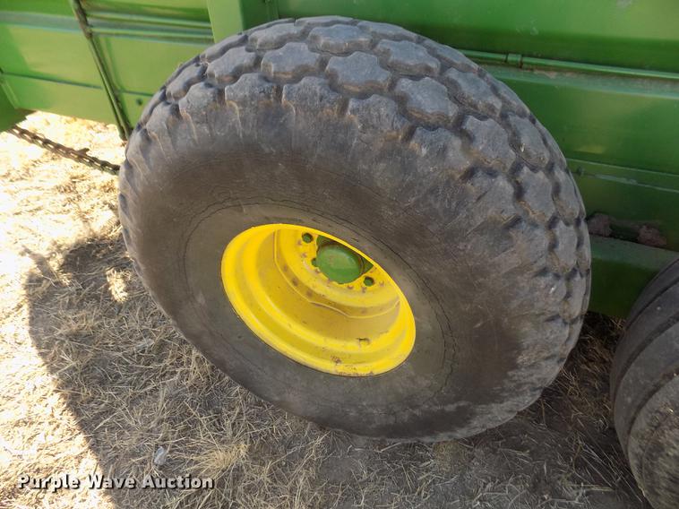 image for item DB9032 John Deere 680 manure spreader