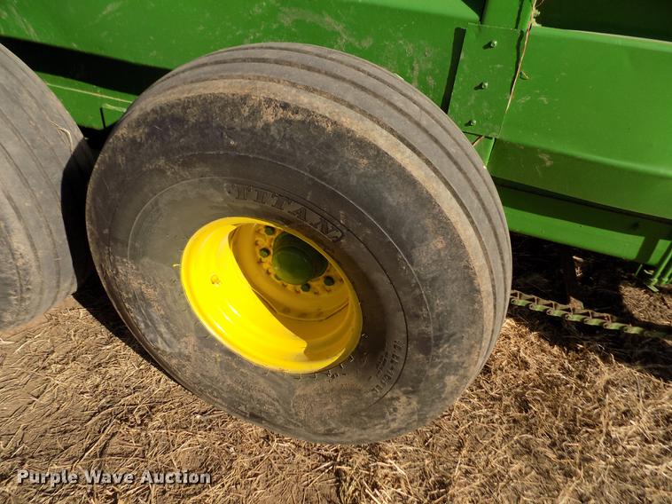 image for item DB9032 John Deere 680 manure spreader
