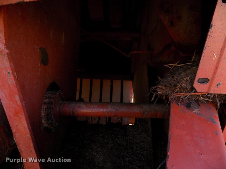 image for item DD3528 1985 Hesston 4800 square baler