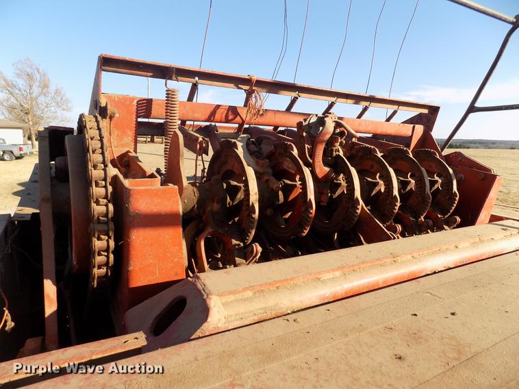 image for item DD3528 1985 Hesston 4800 square baler