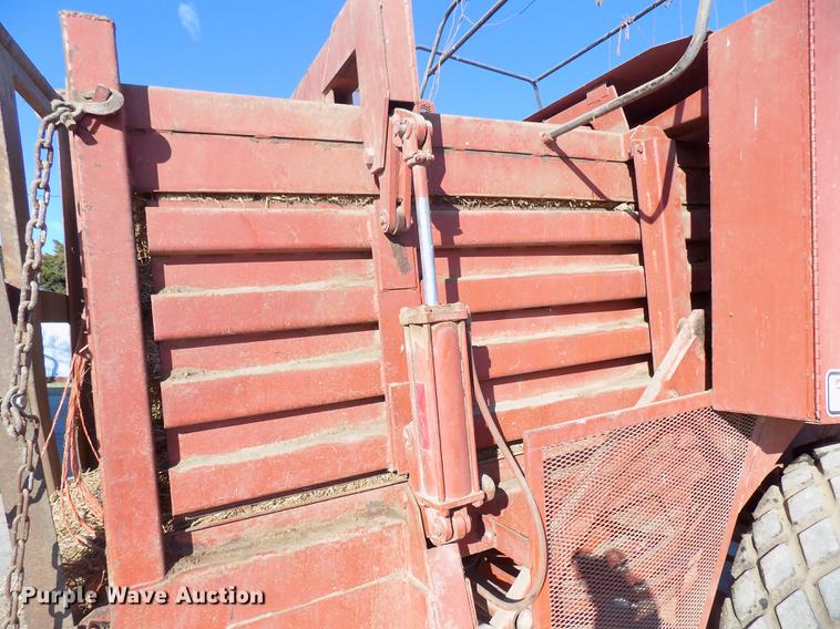 image for item DD3528 1985 Hesston 4800 square baler