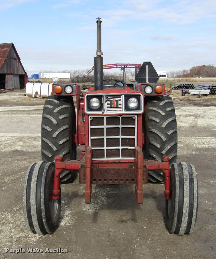 image for item DD3874 International 584 tractor