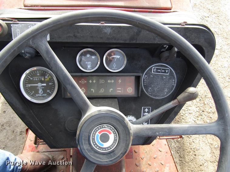 image for item DD3874 International 584 tractor