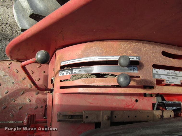 image for item DD3874 International 584 tractor