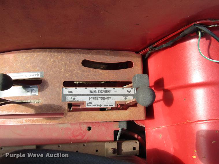 image for item DD3874 International 584 tractor