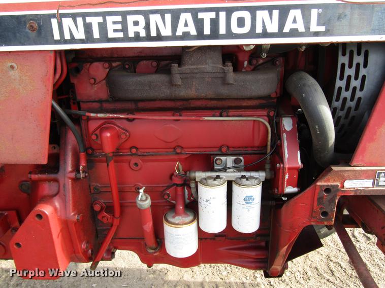 image for item DD3874 International 584 tractor