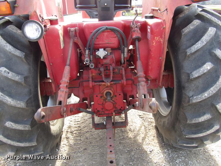 image for item DD3874 International 584 tractor