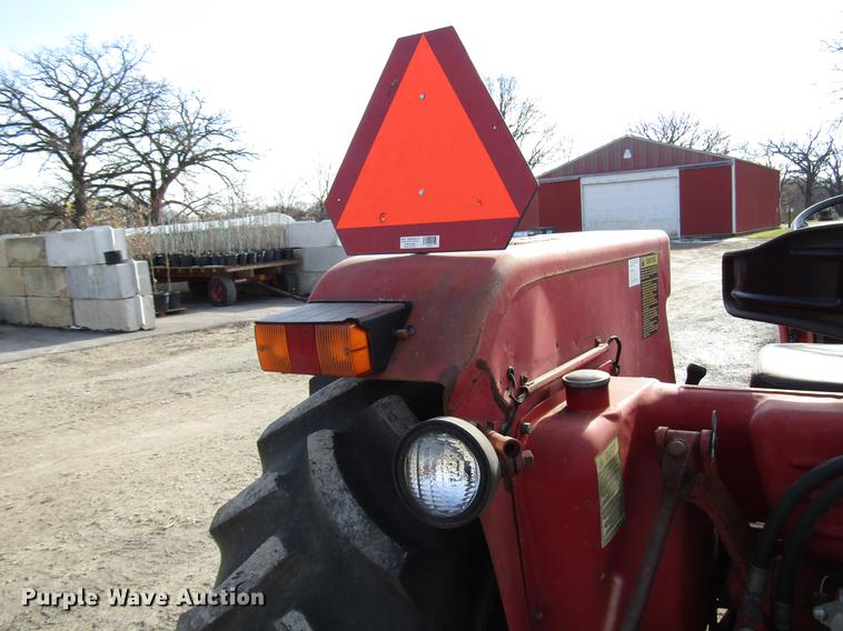 image for item DD3874 International 584 tractor