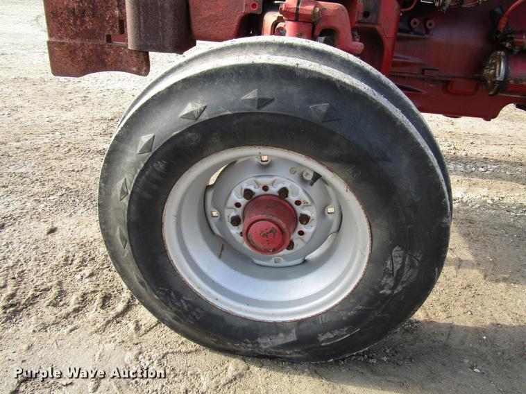 image for item DD3874 International 584 tractor