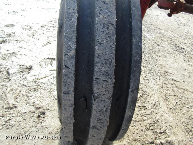 image for item DD3874 International 584 tractor