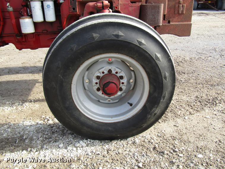 image for item DD3874 International 584 tractor