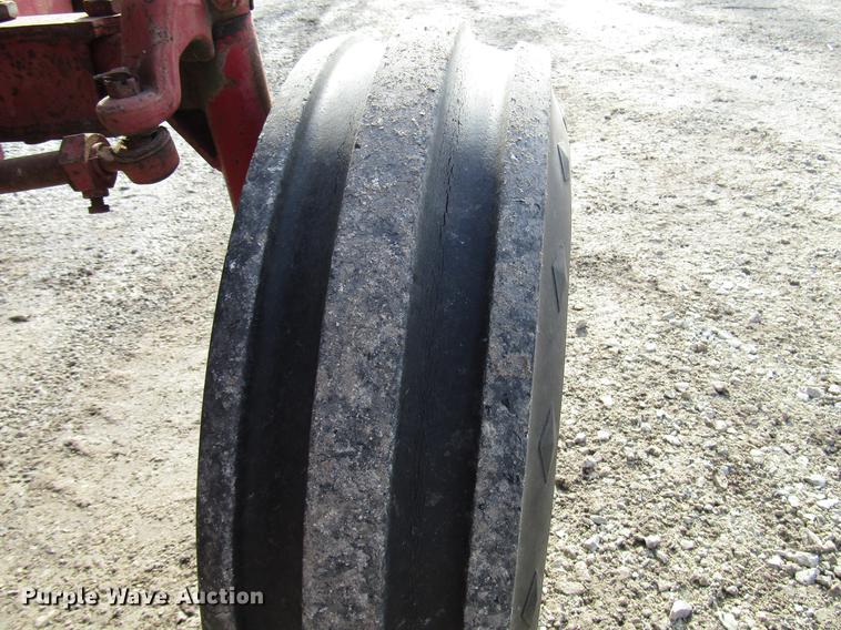 image for item DD3874 International 584 tractor