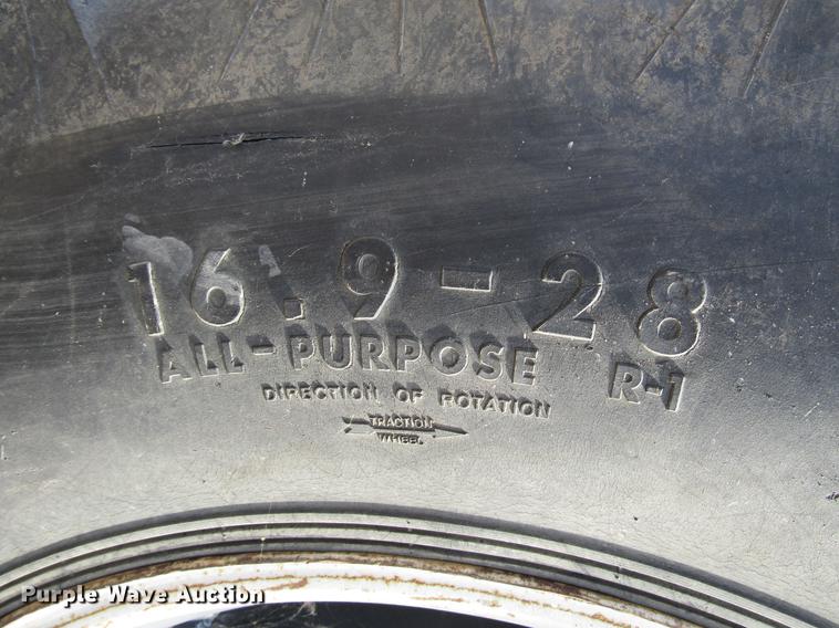 image for item DD3874 International 584 tractor