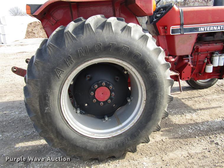 image for item DD3874 International 584 tractor