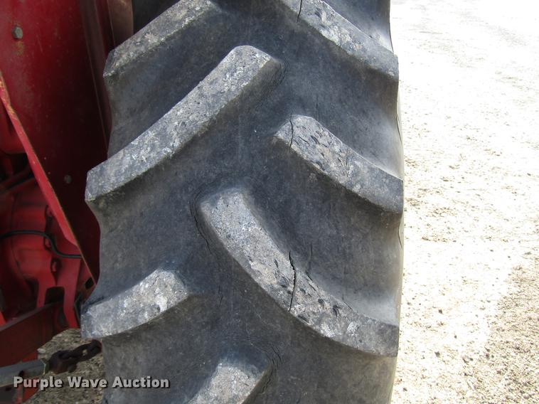 image for item DD3874 International 584 tractor