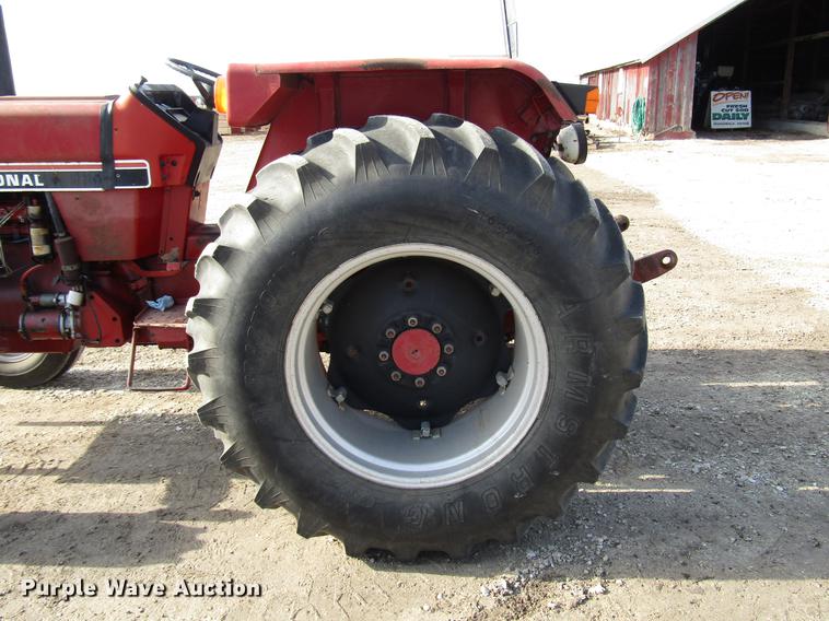 image for item DD3874 International 584 tractor