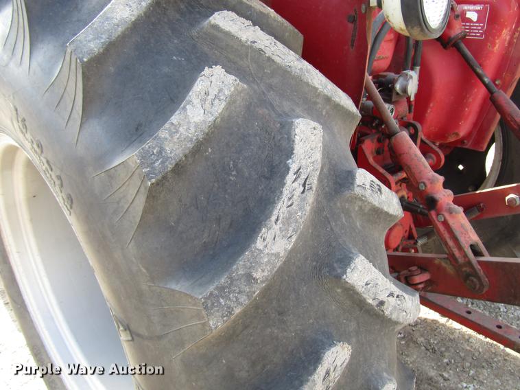 image for item DD3874 International 584 tractor