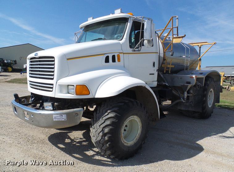 image for item DE5158 2000 Sterling L-Line applicator truck