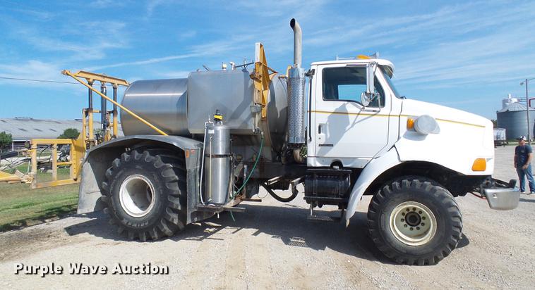 image for item DE5158 2000 Sterling L-Line applicator truck