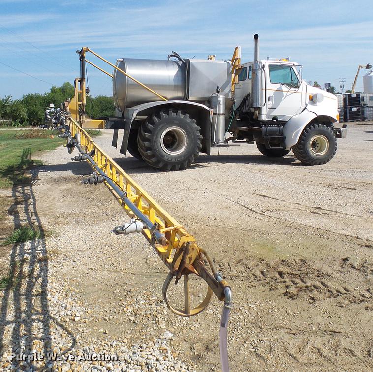 image for item DE5158 2000 Sterling L-Line applicator truck