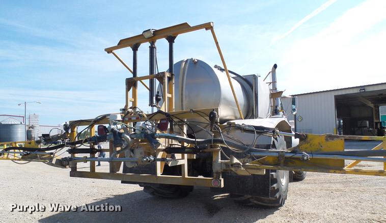 image for item DE5158 2000 Sterling L-Line applicator truck