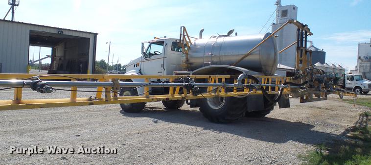 image for item DE5158 2000 Sterling L-Line applicator truck