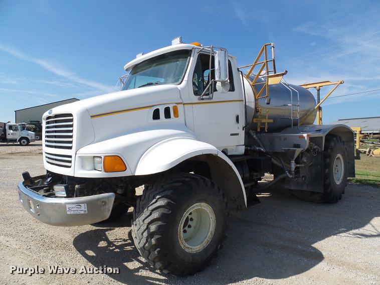 image for item DE5158 2000 Sterling L-Line applicator truck