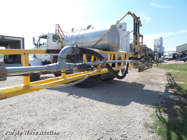 image for item DE5158 2000 Sterling L-Line applicator truck