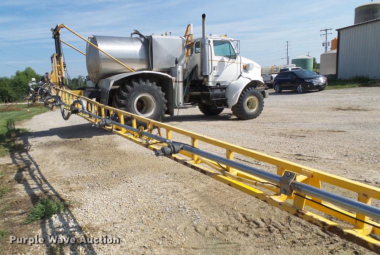 image for item DE5158 2000 Sterling L-Line applicator truck