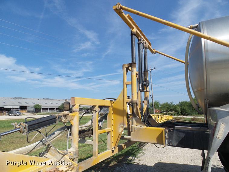 image for item DE5158 2000 Sterling L-Line applicator truck