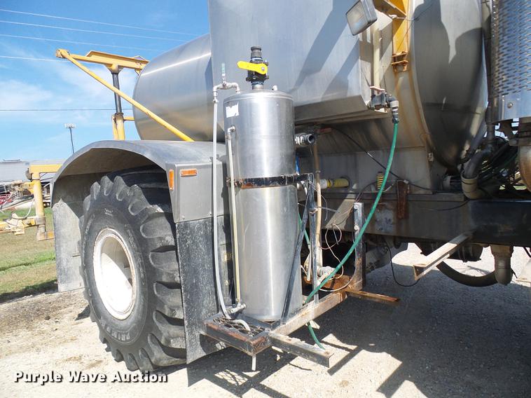 image for item DE5158 2000 Sterling L-Line applicator truck