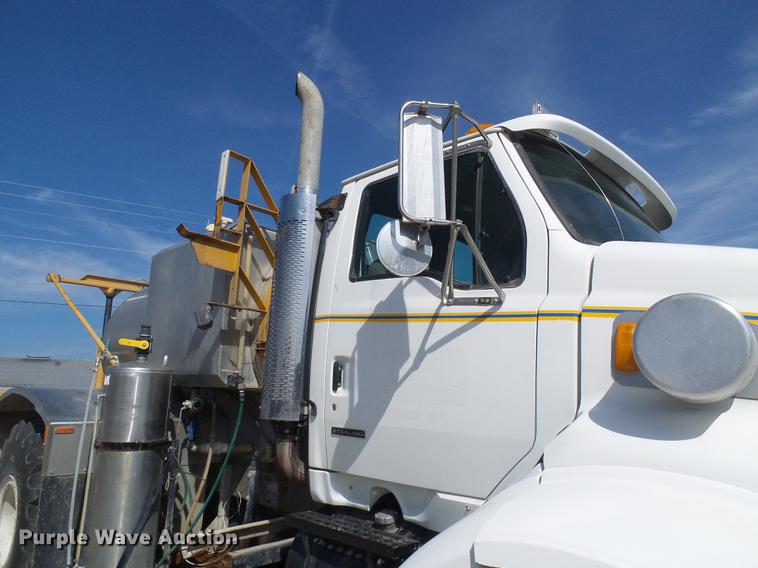 image for item DE5158 2000 Sterling L-Line applicator truck