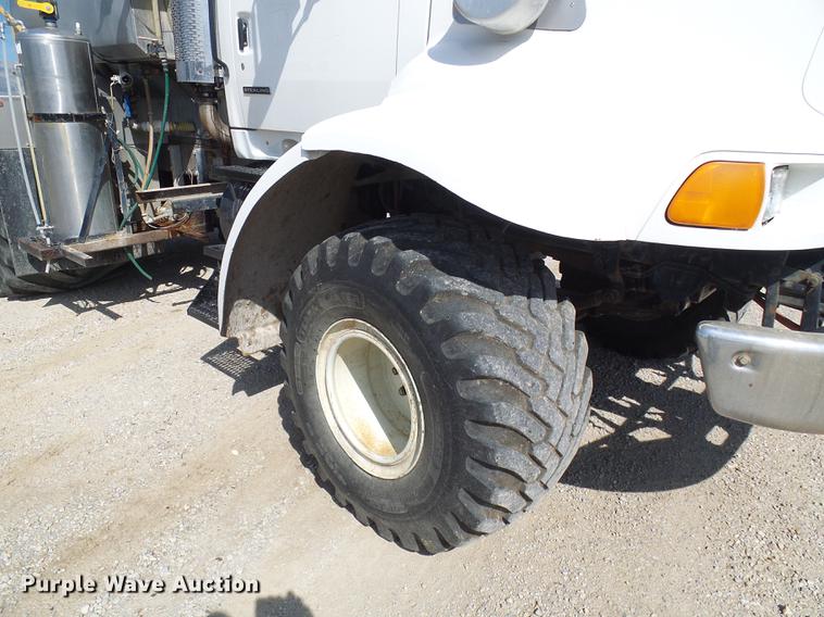 image for item DE5158 2000 Sterling L-Line applicator truck