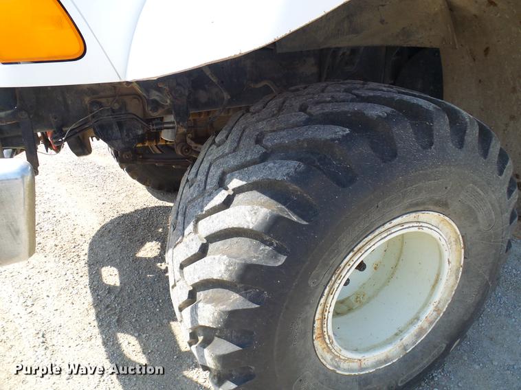 image for item DE5158 2000 Sterling L-Line applicator truck