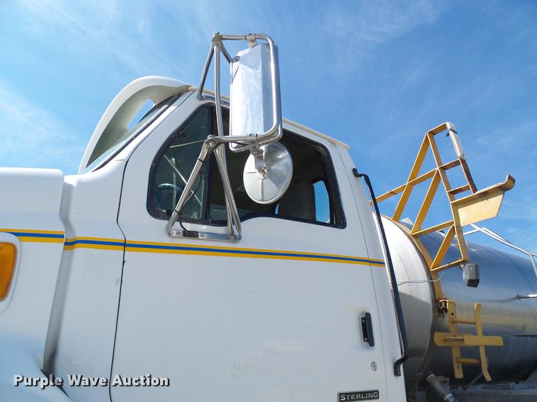 image for item DE5158 2000 Sterling L-Line applicator truck